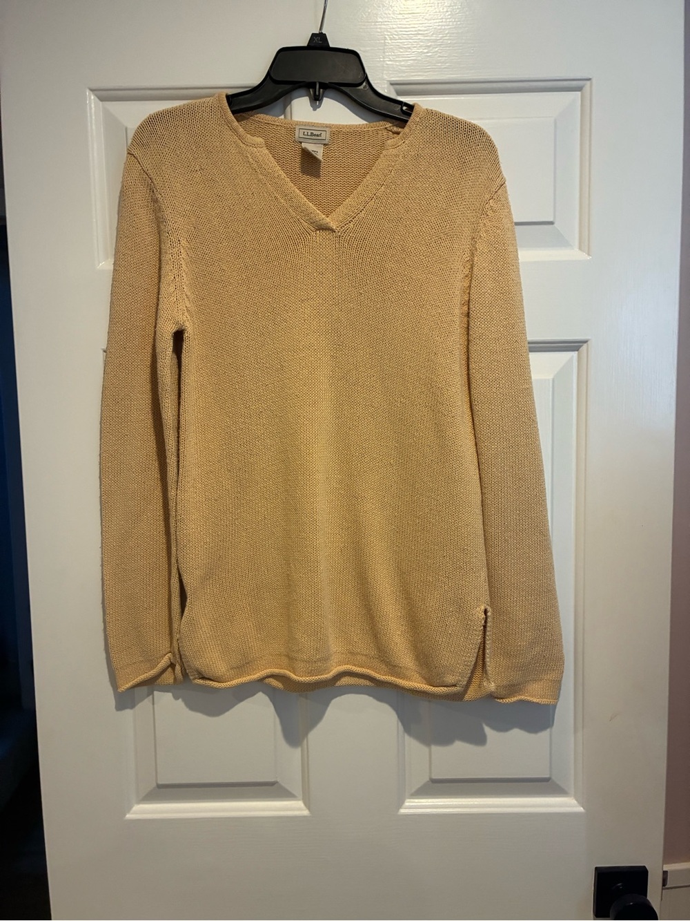Vintage L.L. Bean Women's V-Neck Lightweight Knit Sweater in Pale Yellow